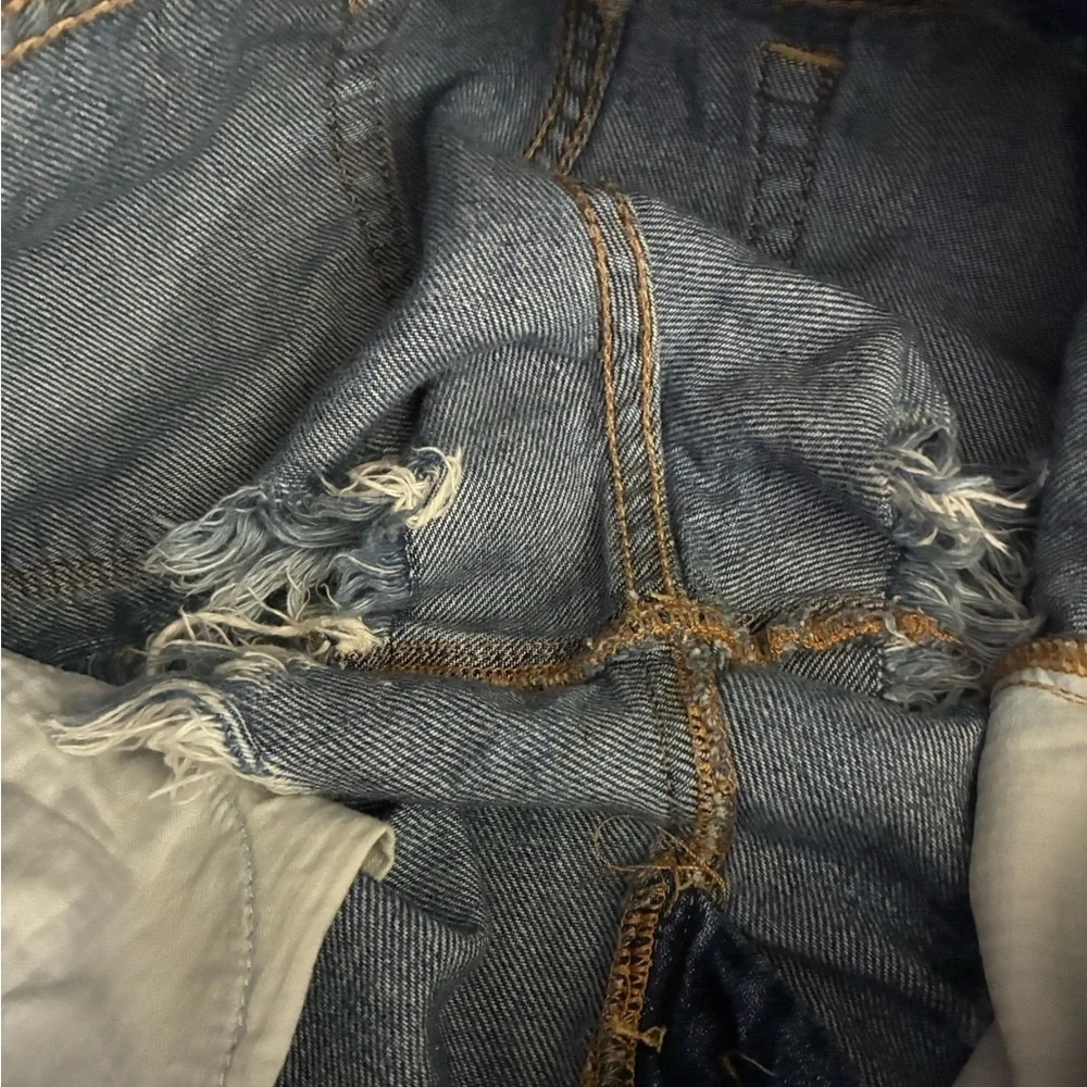 We The Free Women’s Distressed Button fly Raw Hem  Exposed Pockets Denim Shorts